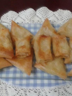 Una foto de Samosas de atún con queso al curry