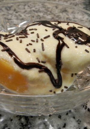 Una foto de Postre de melocotón en almíbar