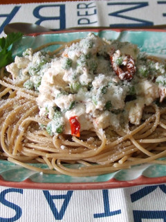 Una foto de Spaghetti integrales con quesos y tomates secados al sol