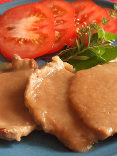 Una foto de Filetes de solomillo de cerdo con salsa de cebolla al vino