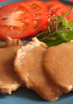 Una foto de Filetes de solomillo de cerdo con salsa de cebolla al vino