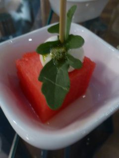 Una foto de Pinchito de sandía y queso mozzarella