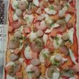 Pizza de salmón, vieiras y gamba pelada.