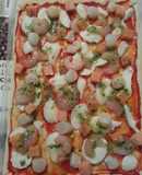 Pizza de salmón, vieiras y gamba pelada.
