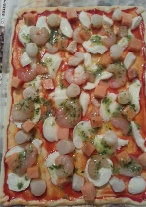 Foto principal de Pizza de salmón, vieiras y gamba pelada.