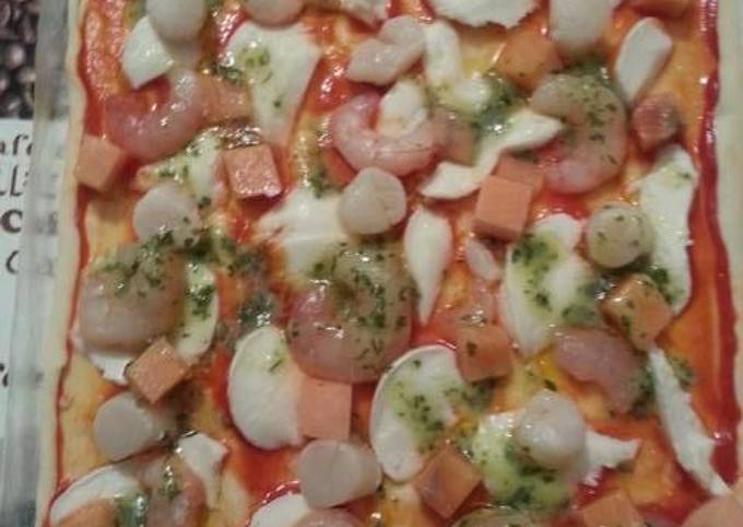 Foto principal de Pizza de salmón, vieiras y gamba pelada.
