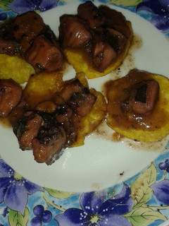 Una foto de Patacones con pulpo a la criolla
