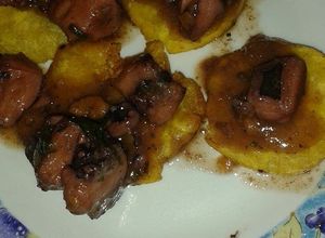 Una foto de Patacones con pulpo a la criolla