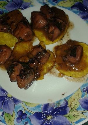 Una foto de Patacones con pulpo a la criolla