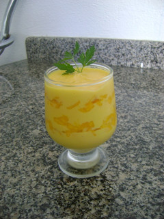 Una foto de Mousse de mango super sencillo