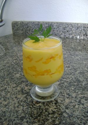 Una foto de Mousse de mango super sencillo