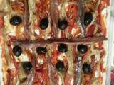 Pizza de escalivada con anchoas y aceituna negra