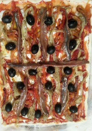 Una foto de Pizza de escalivada con anchoas y aceituna negra