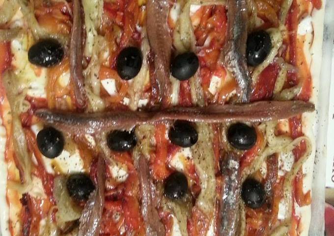Foto principal de Pizza de escalivada con anchoas y aceituna negra