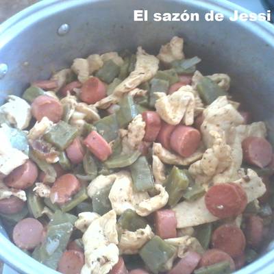 Pechuga con salchicha al chipotle y nopales Receta de Jessi Jane- Cookpad