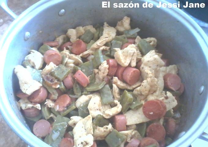 Pechuga con salchicha al chipotle y nopales Receta de Jessi Jane- Cookpad