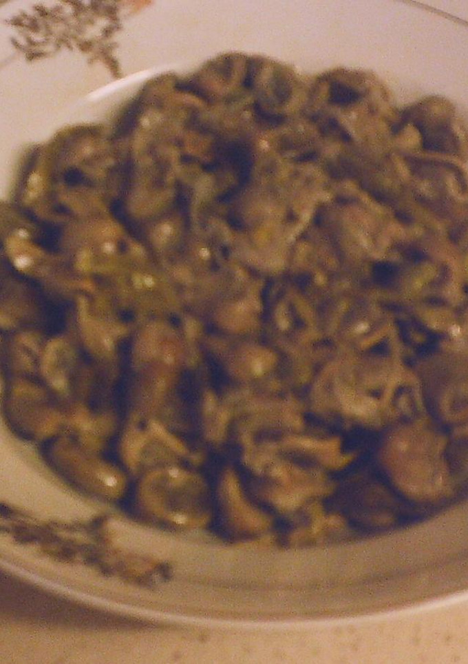 Una foto de Habas fritas con cebolla tierna