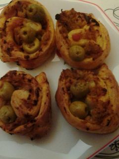 Una foto de Mini pizzas de hojaldre con aceitunas