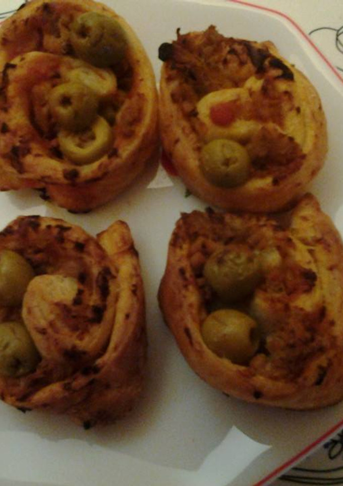 Una foto de Mini pizzas de hojaldre con aceitunas