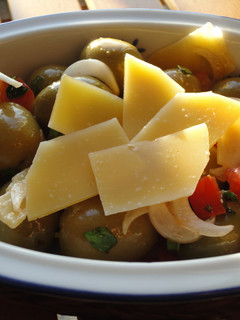 Una foto de Aceitunas con queso mahonés y menta