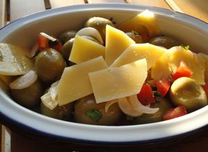 Una foto de Aceitunas con queso mahonés y menta