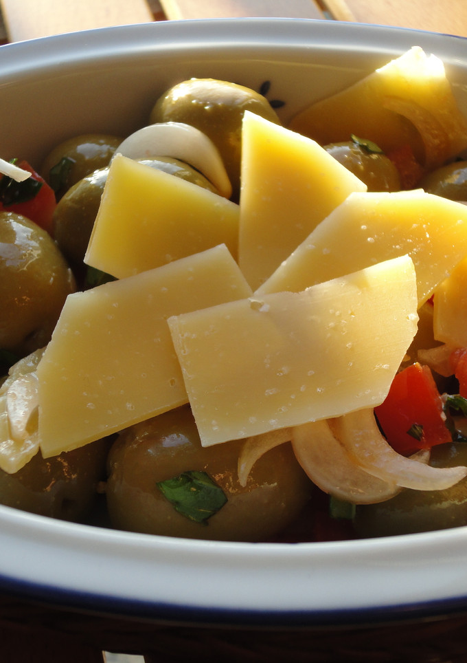 Una foto de Aceitunas con queso mahonés y menta