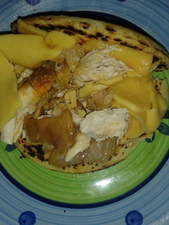 Una foto de Arepas de pollo, patitas de cerdo guisadas y queso