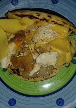 Una foto de Arepas de pollo, patitas de cerdo guisadas y queso