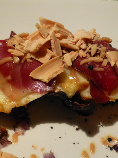 Una foto de Pinchito de pan de cristal, queso, jamón y foie