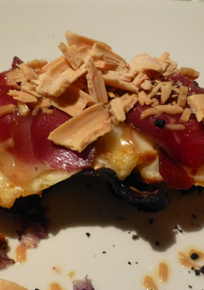 Una foto de Pinchito de pan de cristal, queso, jamón y foie