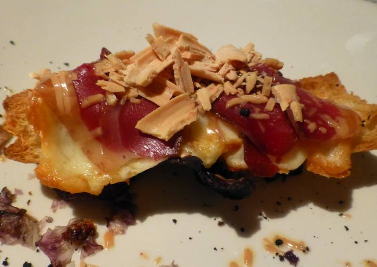 Pinchito de pan de cristal, queso, jamón y foie