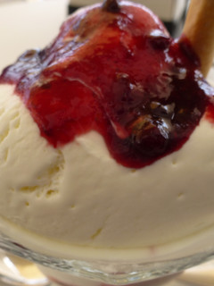 Una foto de Helado de yogur con salsa de frutos rojos