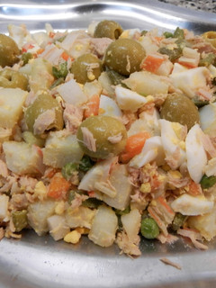 Una foto de Ensaladilla rusa con bonito
