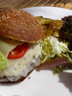 Una foto de Hamburguesa con quesos variados y tomate