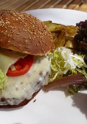 Una foto de Hamburguesa con quesos variados y tomate