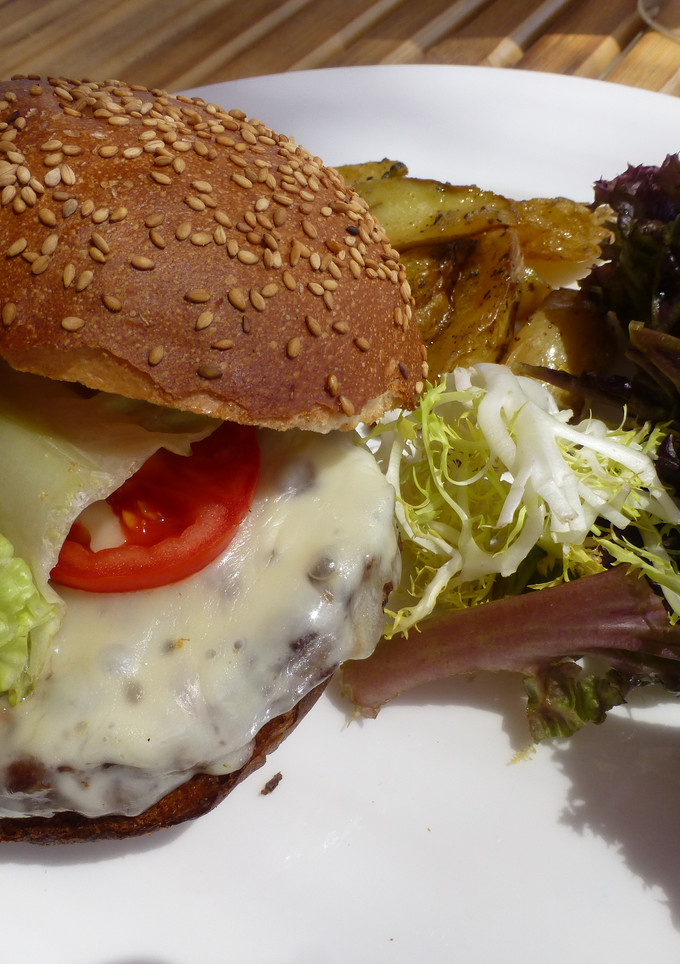 Una foto de Hamburguesa con quesos variados y tomate