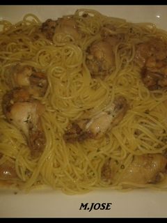 Una foto de Espaguetis con acompañamiento de pollo
