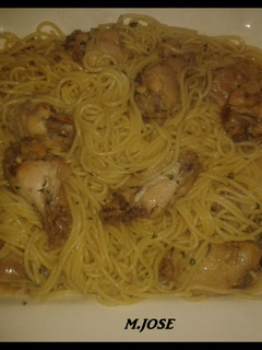 Una foto de Espaguetis con acompañamiento de pollo