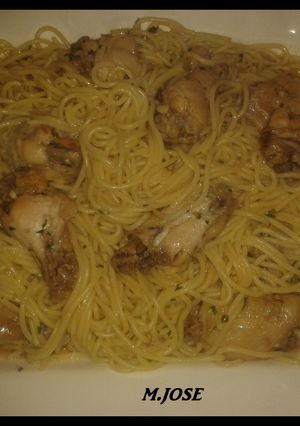 Una foto de Espaguetis con acompañamiento de pollo