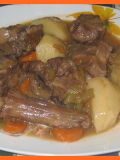 Una foto de Rabo en salsa de vino tinto