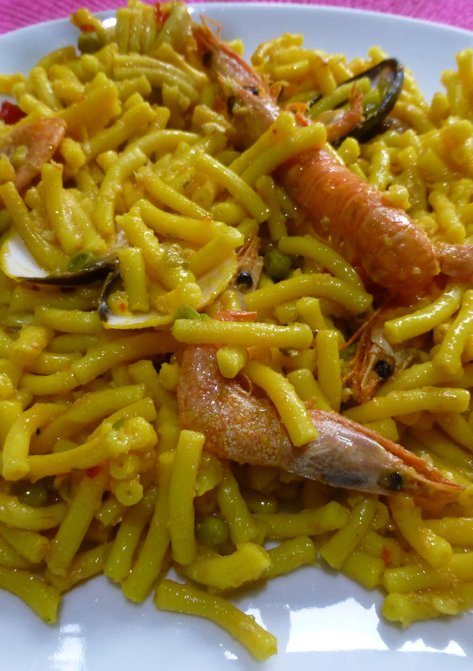 Una foto de Fideua de marisco fácil