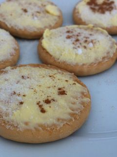 Una foto de Galletas con mantequilla, azúcar y canela