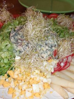Una foto de Ensalada de arroz con atún, espárragos y brotes de alfalfa