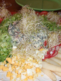 Una foto de Ensalada de arroz con atún, espárragos y brotes de alfalfa