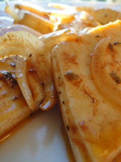 Una foto de Queso marinado con hierbas provenzales