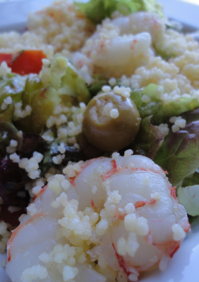 Una foto de Ensalada con aires mediterráneaos