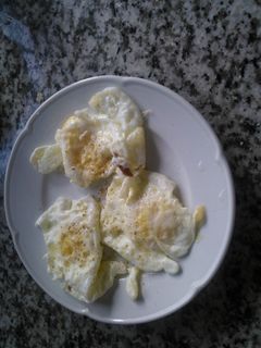Una foto de Huevos fritos vuelta y vuelta