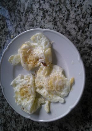 Una foto de Huevos fritos vuelta y vuelta