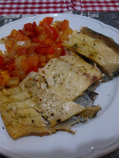 Una foto de Pacú al horno con salsa criolla caliente