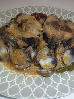 Una foto de Melva encebollada con almejas